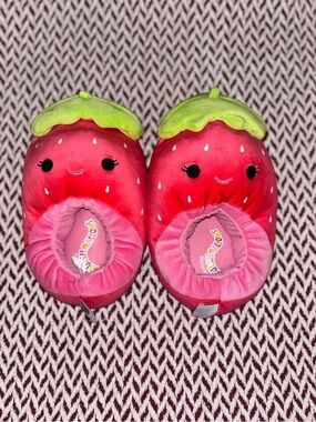 SQUISHMALLOWS Size Youth 9/10 Pink Strawberry Plush Slippers.